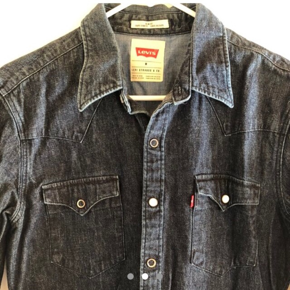 ❤️SOLD❤️ Levi’s Denim Shirt - Picture 2 of 3